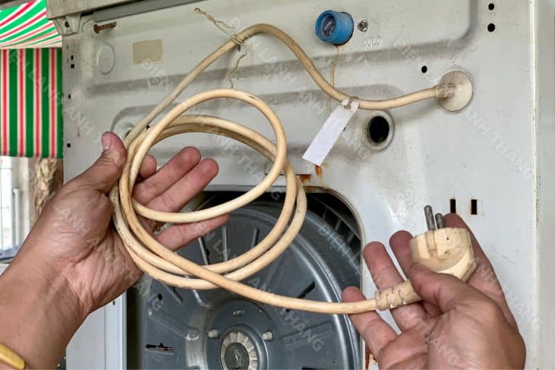 Kiểm tra nguồn điện, ổ cắm và dây nguồn của máy giặt LG