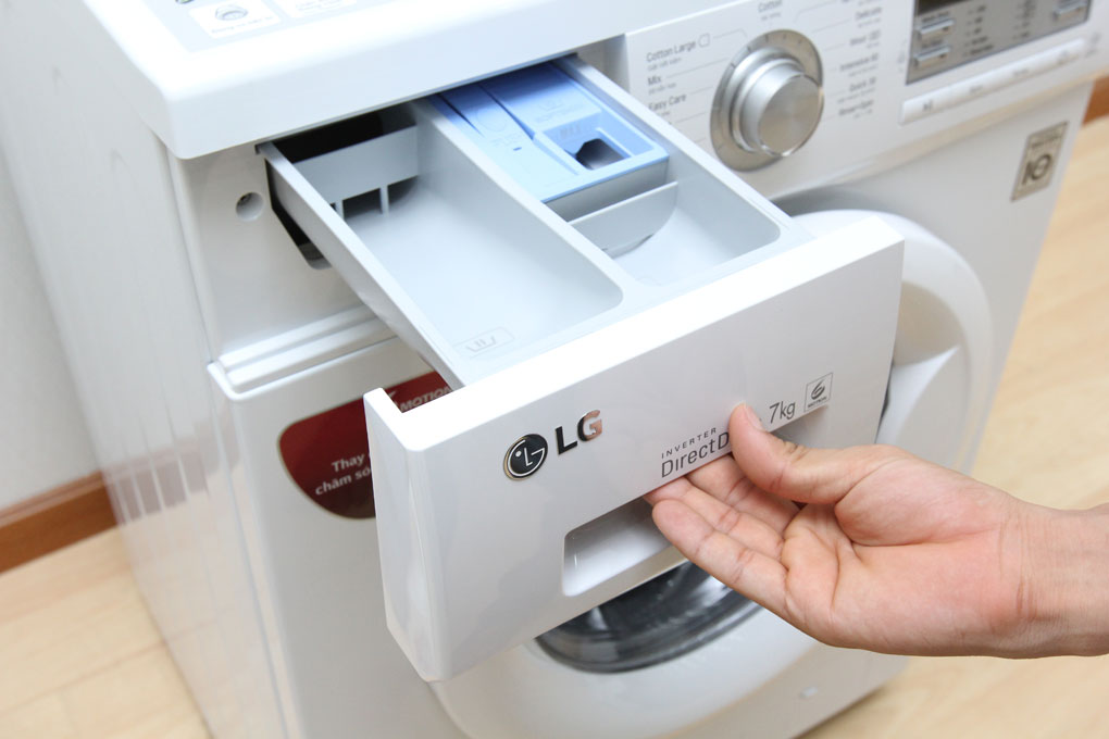 Khay chứa nước xả vải của máy giặt LG còn nguyên sau khi giặt