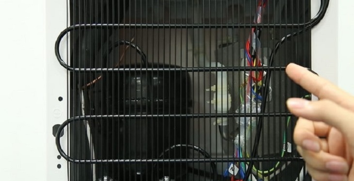 Vệ sinh bụi bẩn ở dàn nóng và quạt phía sau tủ lạnh LG