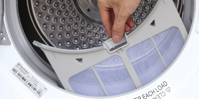 Vệ sinh lưới lọc xơ vải của máy sấy LG là bước quan trọng nhất